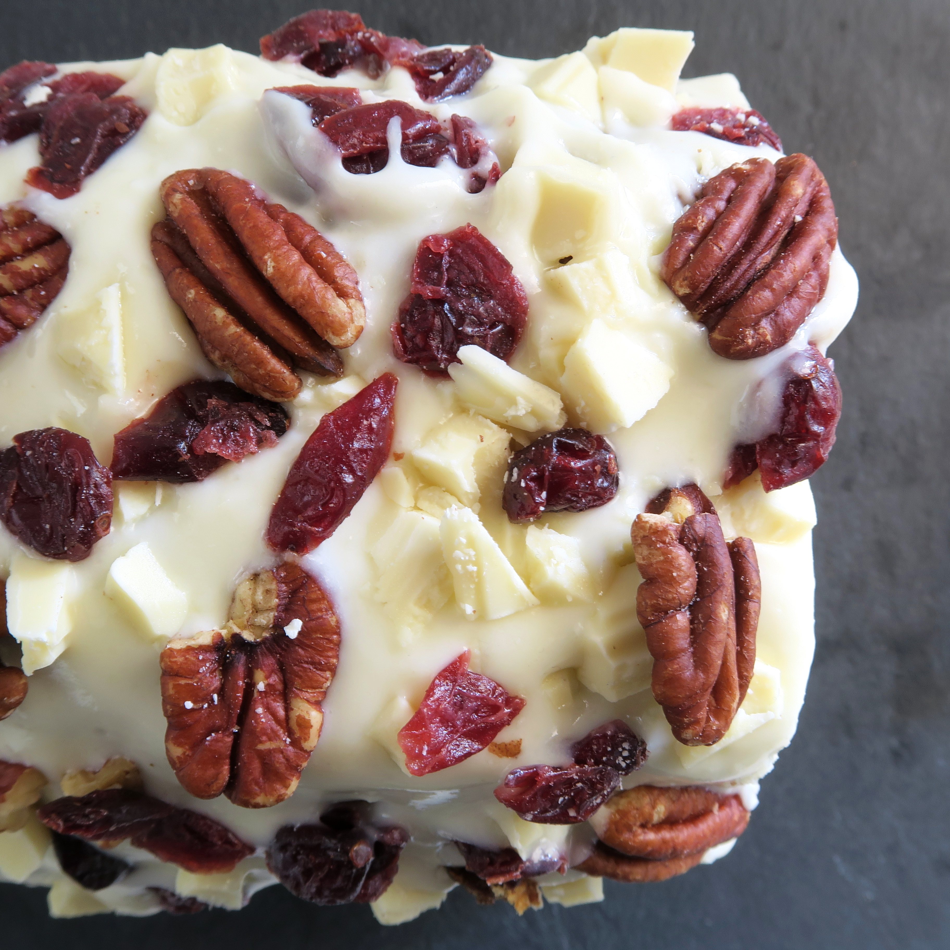 Cake au chocolat blanc, cranberries et noix de pécan Pâtisserie Amande & Cie Cake au chocolat blanc, cranberries et noix de pécan Pâtisserie Amande & Cie